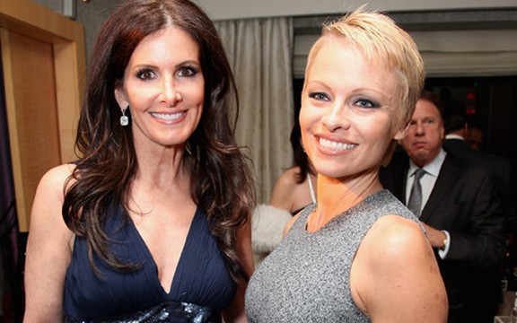 Kratka kosa novi trend: I Pamela Anderson odsekla svoje duge uvojke! (Foto)
