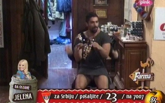 Farma 5: Marko Vukotić zavodnica! U haljinici igrao Vajsu u krilu! (Foto)