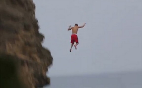 Džastin Biber skočio sa litice! (Video)