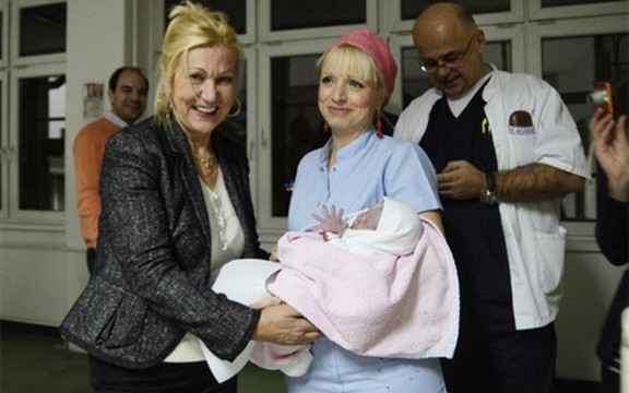 Merima Njegomir postala prva baka u 2014. godini: Unuka Sonja prva rođena beba ove godine!