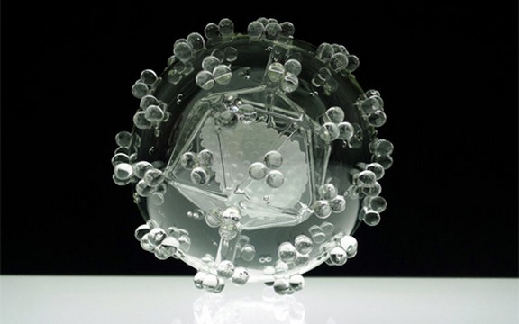 Staklena mikrobiologija: Kroz staklene skulpture zavirite u svet najsmrtonosnijih virusa na svetu (Foto)