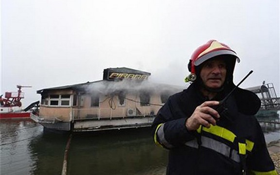 Splav Pirana: Požar ugašen, nema povređenih (Foto)