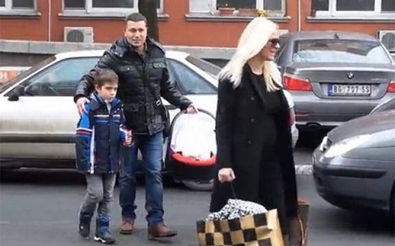 Đole Đogani izveo suprugu Vesnu i ćerkicu Lauru iz porodilišta (Video)