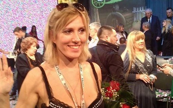 Jelena Golubović nastavlja da šokira: Konobaru poklonila svoj brus!
