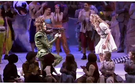 Prosidba iz bajke: Ovako izgleda kada Petar Pan zaprosi Vendi - Pokušajte da zadržite suze! (Video)