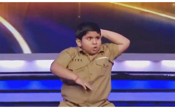 Odoleva zakonima fizike: Mališan iz indijskog Ja imam talenat fascinirao svojim plesom! (Video)