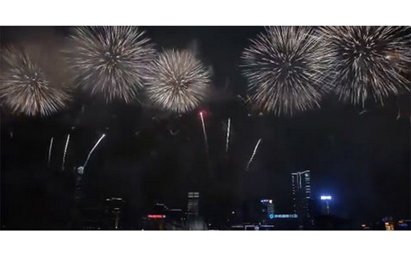 Kinezi uz spektakularan vatromet dočekali Novu godinu (Video)