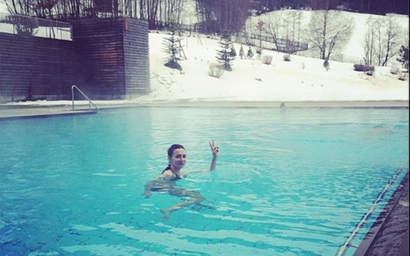 Emina Jahović usred snega u bikiniju: Ko kaže da je hladno? (Foto)