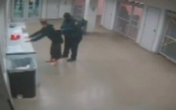 Ovako su Džastina Bibera izuli u policijskoj stanici! (Video)