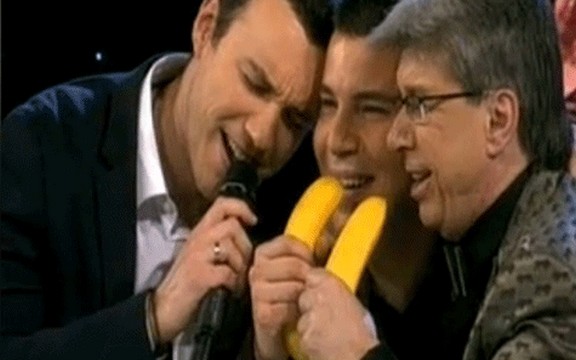 Saša Popović i Petar Mitić mikrofon zamenili bananama 
