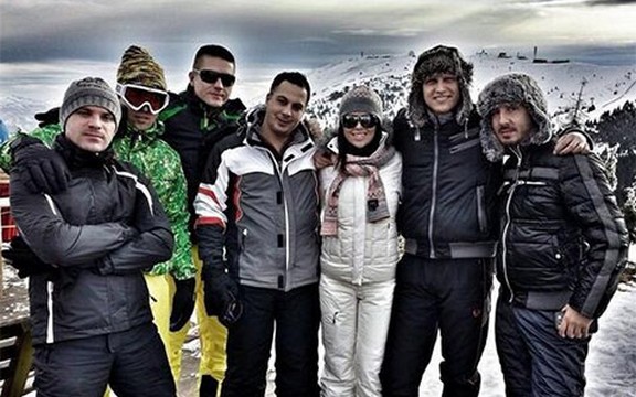 Stanija Dobrojević sa pet momaka uživa na Kopaoniku (Foto)