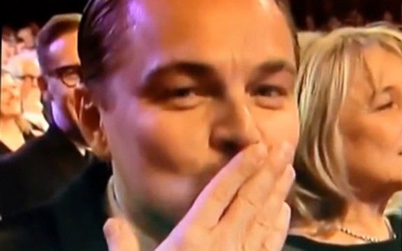 Obožavateljke, uživajte: Leonardo DiKaprio vam je poslao poljubac u kameru! (Video)