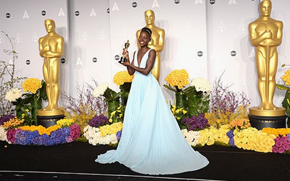 Lupita Najongo dobitnica modnog Oskara (Foto)