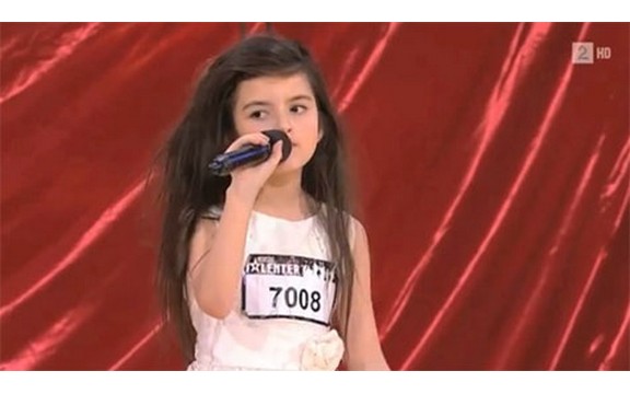 Osmogodišnja devojčica svojim neverovatnim talentom rasplakala žiri, a publiku podigla na noge (Video)