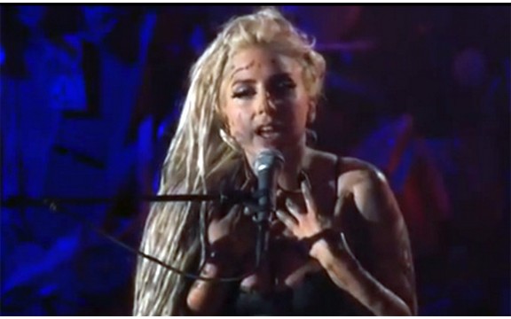Lejdi Gaga nadmašila samu sebe! Pogledajte kojom groznom supstancom je bila prekrivena na nastupu! (Video)