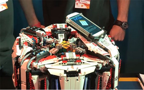 Lego robot i Samsung Galaxy S4 postavili novi svetski rekord u sklapanju Rubikove kocke (Video)