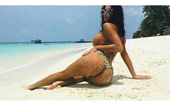 Zadnjica Soraje Vučelić na bilbordima na Maldivima - starleta promoviše brazilske kupaće kostime (Foto)