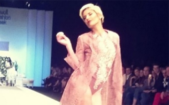 Ana Mihajlovski Grubin u ulozi modela na Belgrade Fashion Week-u pokazala zanosnu figuru (Foto)