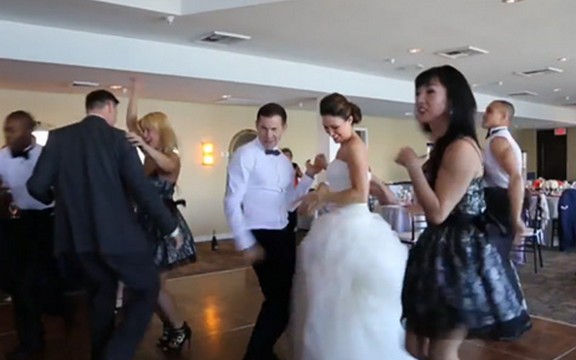 Ludo venčanje i još luđa koreografija koju nećete prestati da gledate! (Video) 