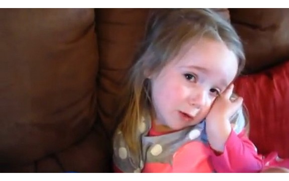 Pogledajte preslatku reakciju devojčice kad je saznala da će napuniti četiri godine (Video)