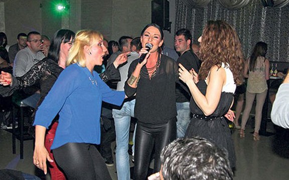 Katarina Živković se rasplakala na nastupu, pevačicu pogodili stihovi pesme! 