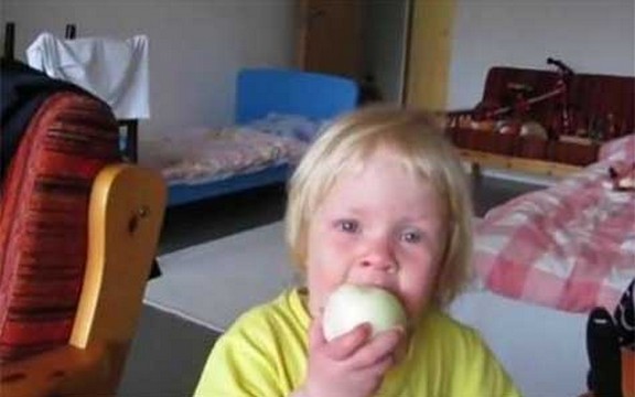 Mališan koji će vas nasmejati do suza: Obožava luk, jede i plače! (Video)