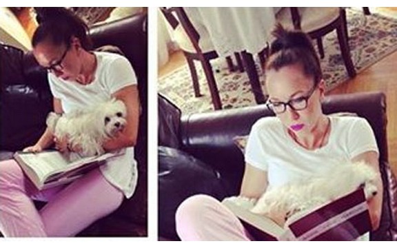 Sa kime to Jelena Janković uživa dok čita knjigu? (Foto)