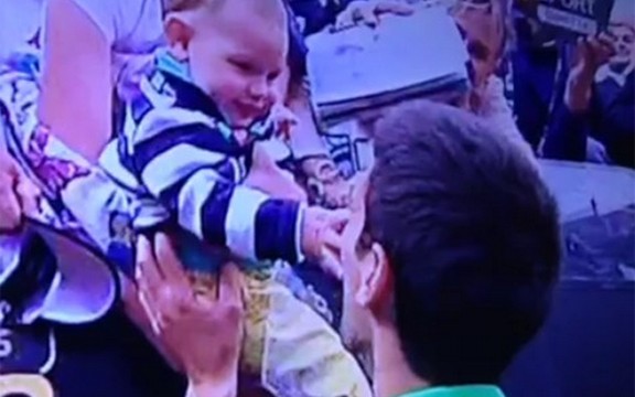 Novak Đoković u igri sa preslatkom bebom koja će vam sigurno izmamiti osmeh! (Video)