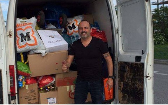 Toni Cetinski se priključio humanitarcima: Divno je videti ljude koji danonoćno pomažu! (Foto)