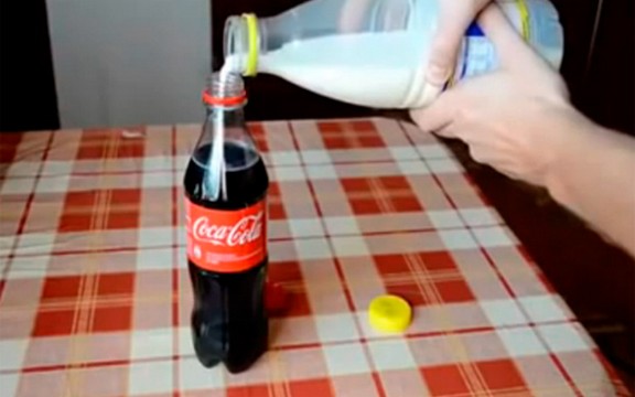 Šta dobijete kad pomešate Koka-Kolu i mleko? (Video)