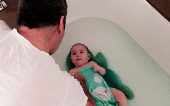 Sajmon Kauel uživa u ulozi oca, pohvalio se fanovima kako kupa sina (Foto)