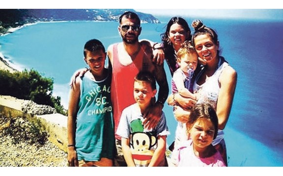 Mateja Kežman dobio dozvolu od Emilije - sa decom i devojkom uživa na moru