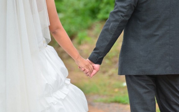 Tragično venčanje: Mladoženja umro čekajući mladu pred crkvom 
