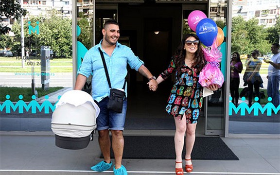 Darko Lazić izveo suprugu Anu i ćerkicu Lorenu iz porodilišta: Ja sam najsrećniji čovek na svetu! (Foto)