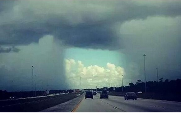 Prirodni fenomen: Kišni oblaci iznad Floride se razdvojili i napravili tunel iznad autoputa (Foto)