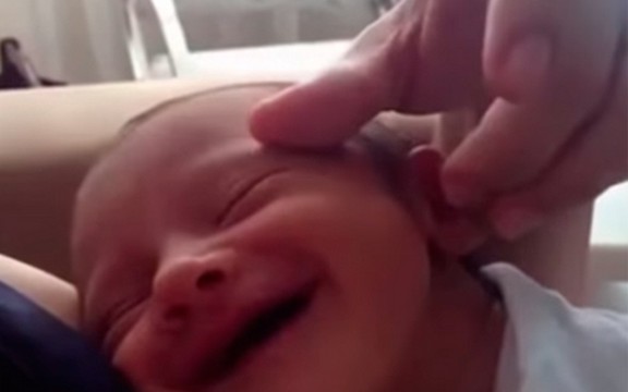 Ovo je najumiljatija beba na svetu, svojim osmehom će vas potpuno očarati (Video)