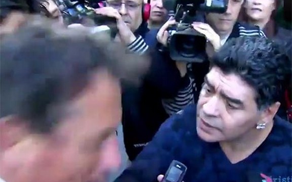 Maradona ošamario novinara zbog svoje verenice! (Video)