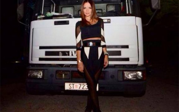 Zanosna Severina pozirala ispred kamiona (Foto)