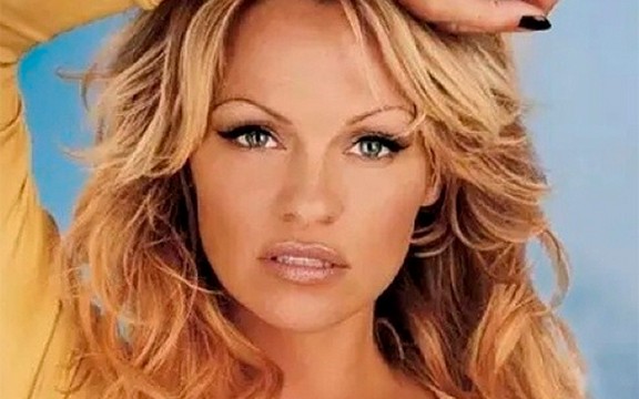 Ledeni izazov: Pamela Anderson odbila da se polije vodom, evo zbog čega!