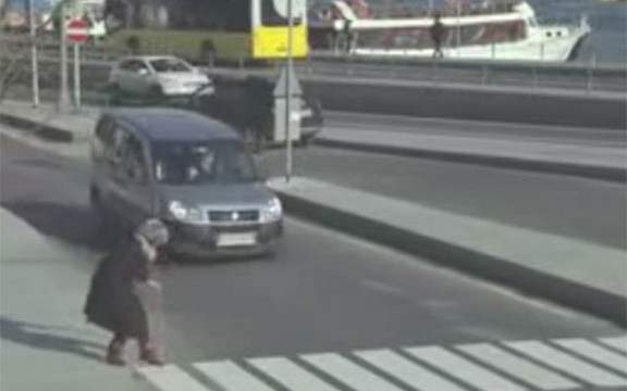 Evo šta se dogodi kada propustite baku na pešačkom prelazu (Video)