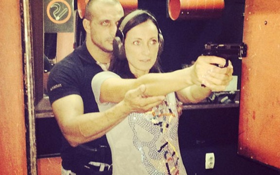 Slađa Delibašić uči da barata pištoljem: Uz muža specijalca ide i takva žena! 