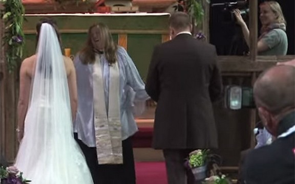 Ovako izgleda kada sveštenik zaigra na venčanju (Video)