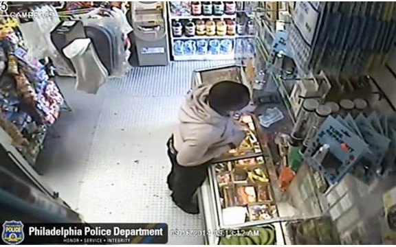 Izigravao je mušteriju, a onda opljačkao prodavnicu - bananom! (Video)