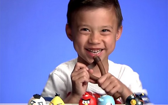 Ovaj osmogodišnji dečak zarađuje preko milion dolara godišnje, pogledajte kako! (Video)