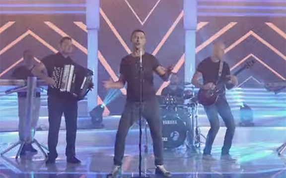 Premijera: Nemanja Stevanović - Sipaj u čašu druže! Pevač okupio kolege u spotu za novu pesmu! (Video)