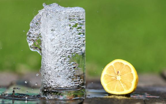 Topla voda sa limunom učiniće čuda za vaš organizam!