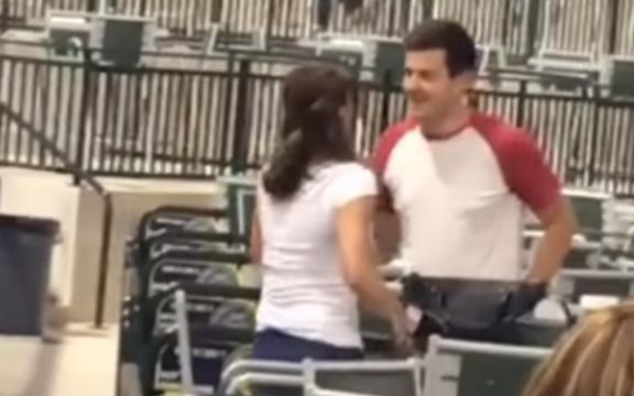 Zaprosio devojku na romantičan način na stadionu, ali ovakav njen odgovor nije očekivao! VIDEO