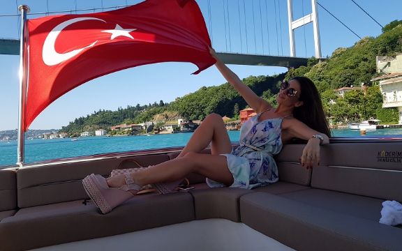 Ana Sević posle afere otišla iz Srbije: Uživanje na jahti u Istanbulu! FOTO