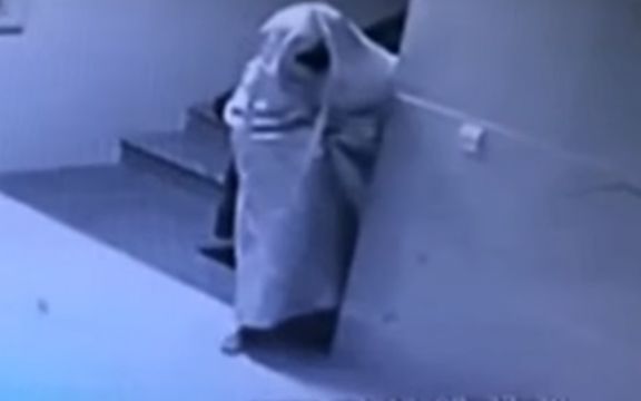 Dosetio se: Nećete verovati kako se provalnik maskirao da bi zavarao obezbeđenje! VIDEO