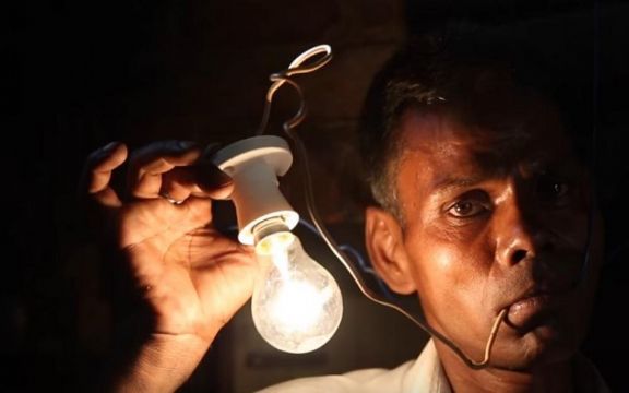 Ovaj čovek kada nema hranu, jede struju! VIDEO
